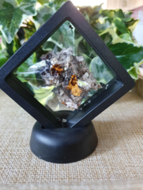 Hemimorfiet wit in display