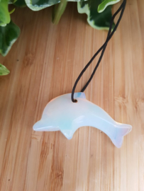 Opaliet dolfijn hanger