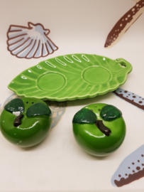 Salz- und Pfefferblatt mit 2 grünen Äpfeln