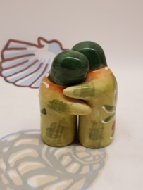 Salz- und Pfefferstreuer begrüßen Menschen Grün