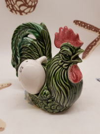 Großes Huhn mit Eiern als Salz- und Pfefferstreuer