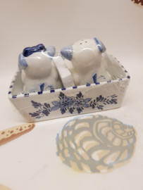 Varkentjes in een trog peper en zout