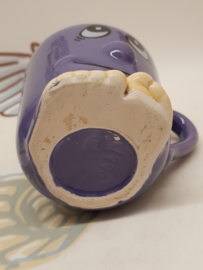 Vintage-Becher mit Augen und Füßen