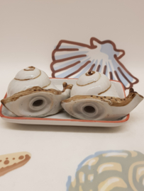 Schnecken auf einem Tablett als Salz- und Pfefferstreuer