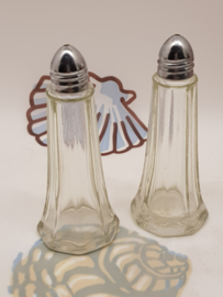 Antike, verzierte Salz- und Pfefferstreuer
