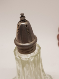 Antikes Glas mit dekorativem Deckel, Salz- und Pfefferstreuer