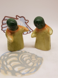 Salz- und Pfefferstreuer begrüßen Menschen Grün