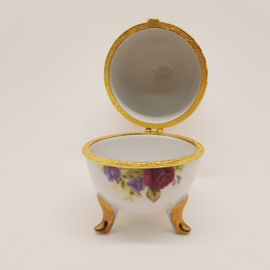 Porcelain Egg jewelery box with roses