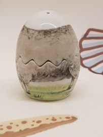 Ei mit Schafen als Salz- und Pfefferstreuer