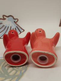 Salt and pepper shakers Greeting people orange/red