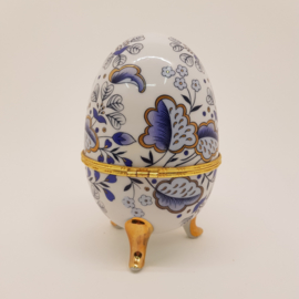 Porcelain egg as a jewelery box