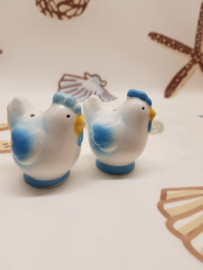 Salz und Pfeffer, 2 bläuliche Hühner