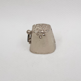 Metallkausche in Form eines Spielautomaten