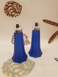Verzierter Salz- und Pfefferstreuer aus blauem Glas