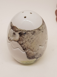 Ei mit Schafen als Salz- und Pfefferstreuer