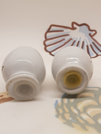 Salz- und Pfefferei mit Hahn darauf