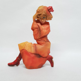 Schiele beeldje van een kneeling meisje in orange rood
