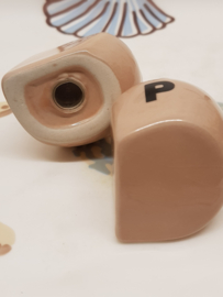 Brüste als Salz- und Pfefferstreuer