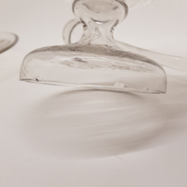 Antike Glasschale mit Glaslöffel, hat Beschädigungen