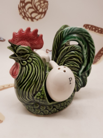 Großes Huhn mit Eiern als Salz- und Pfefferstreuer