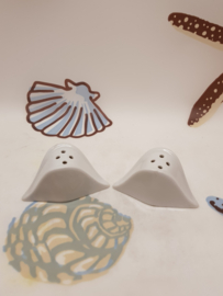 Napoleonhüte als Salz- und Pfefferstreuer