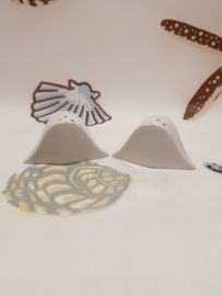 Napoleonhüte als Salz- und Pfefferstreuer