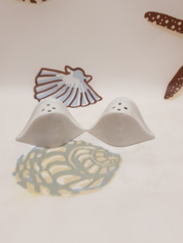 Napoleonhüte als Salz- und Pfefferstreuer