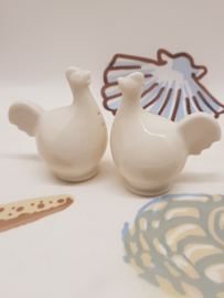 Cremefarbene Mini-Hühnchen-Salz- und Pfefferstreuer