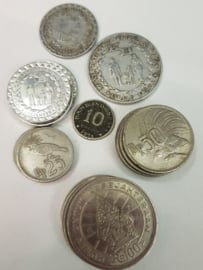 Verschiedene Münzen der indonesischen Rupiah