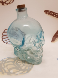 Totenkopf aus blauem Glas
