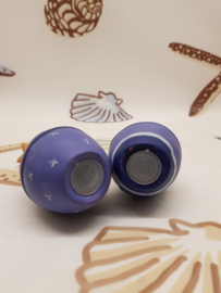 Osterhasen auf einem Ei als Salz- und Pfefferstreuer