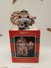 Weihnachtsbaumschmuck aus Spielautomaten mit Mäusen