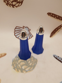 Verzierter Salz- und Pfefferstreuer aus blauem Glas