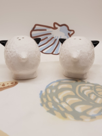 Schafe als Salz- und Pfefferstreuer