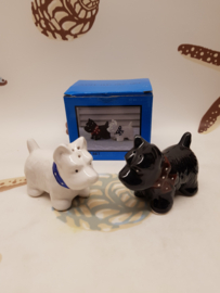 Kleine Hunde als Salz- und Pfefferstreuer