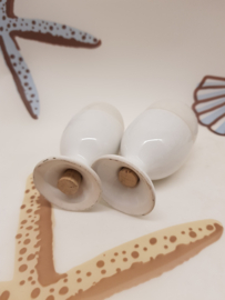 Ei im Eierbecher als Salz und Pfeffer