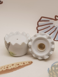 Ei mit Schafen als Salz- und Pfefferstreuer