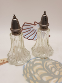 Antikes Glas mit dekorativem Deckel, Salz- und Pfefferstreuer