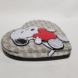 Schöne Snoopy Dose in Herzform, Rückseite hat Kratzer.