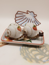 Schnecken auf einem Tablett als Salz- und Pfefferstreuer