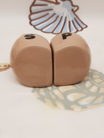 Brüste als Salz- und Pfefferstreuer