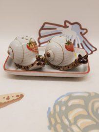 Schnecken auf einem Tablett als Salz- und Pfefferstreuer