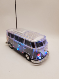 Volkswagen Bus T1 mit Radio, Bluetooth und LED-Beleuchtung.