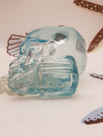 Totenkopf aus blauem Glas