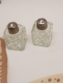 Salz und Pfeffer in kleinen Glaswürfeln
