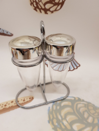 Vintage Salz- und Pfefferstreuer im Halter