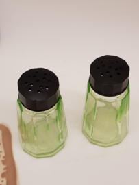 Salz- und Pfefferstreuer aus grünem Uran