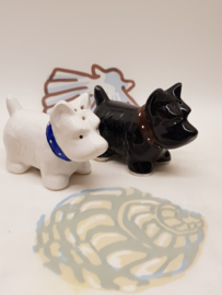 Kleine Hunde als Salz- und Pfefferstreuer