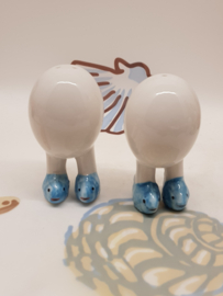 Salz- und Pfefferporzellaneier auf Schuhen