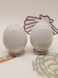 Salz- und Pfefferei mit Hahn darauf